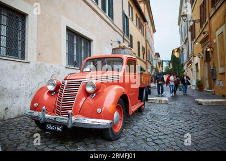 13. OKTOBER 2016 - ROM: Altmodisches oranges Auto in einer Straße im Trastevere-Viertel, Rom, Latium, Italien Stockfoto