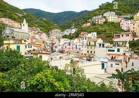 Malerischer Blick auf Riomaggiore, eines der fünf berühmten Dörfer Cinque Terre in Ligurien, Italien Stockfoto