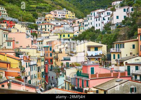 Malerischer Blick auf Riomaggiore, eines der fünf berühmten Dörfer Cinque Terre in Ligurien, Italien Stockfoto