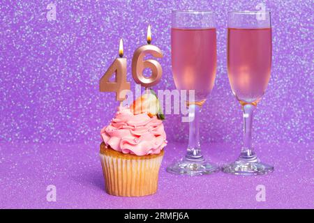 Cupcake Mit Nummer Und Gläser Mit Wein Zum Geburtstags- Oder Jubiläumsfest; Nummer Sechsundvierzig. Stockfoto