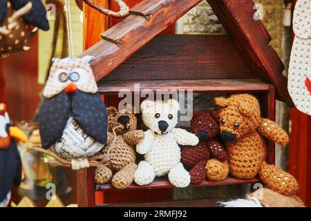 Gestrickte Teddybären im Souvenirladen in Riomaggiore, einem der fünf berühmten Dörfer Cinque Terre in Ligurien, Italien Stockfoto