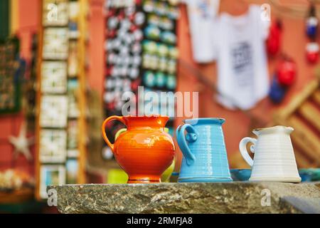 Keramikgläser im Souvenirladen in Vernazza, einem der fünf berühmten Dörfer Cinque Terre in Ligurien, Italien Stockfoto