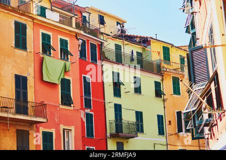 Malerischer Blick auf farbenfrohe Häuser in Vernazza, einem der fünf berühmten Dörfer Cinque Terre in Ligurien, Italien Stockfoto