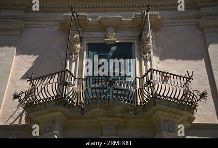 Malerischer Balkon mit Blick auf den barocken Palazzo Bertini, ein historisches Wahrzeichen am Corso Italia in Ragusa Superiore Sizilien, Italien. Stockfoto