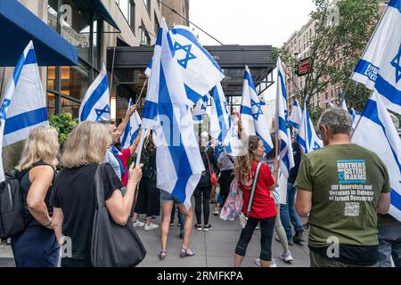 New York, New York, USA. 28. August 2023. Aktivisten versammeln sich vor dem Loews Regency New York Hotel, wo der israelische Verteidigungsminister Yoav Gallant bleibt und Aktivisten fordern, gegen die von der neuen Regierung vorgeschlagene Justizreform zu stimmen. (Bild: © Lev Radin/Pacific Press via ZUMA Press Wire) NUR REDAKTIONELLE VERWENDUNG! Nicht für kommerzielle ZWECKE! Stockfoto