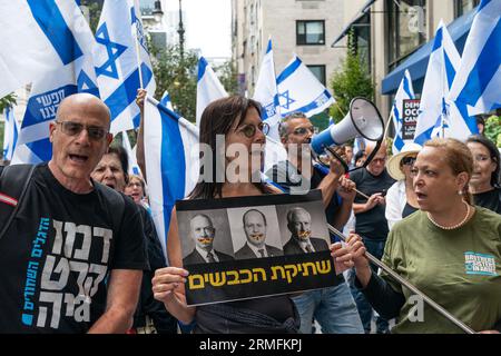 New York, New York, USA. 28. August 2023. Aktivisten versammeln sich vor dem Loews Regency New York Hotel, wo der israelische Verteidigungsminister Yoav Gallant bleibt und Aktivisten fordern, gegen die von der neuen Regierung vorgeschlagene Justizreform zu stimmen. (Bild: © Lev Radin/Pacific Press via ZUMA Press Wire) NUR REDAKTIONELLE VERWENDUNG! Nicht für kommerzielle ZWECKE! Stockfoto