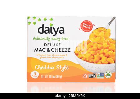IRIVNE, KALIFORNIEN - 27. August 2023: Eine Schachtel Daiya Deluxe Mac und Käse, milchfrei Cheday-Stil glutenfrei. Stockfoto