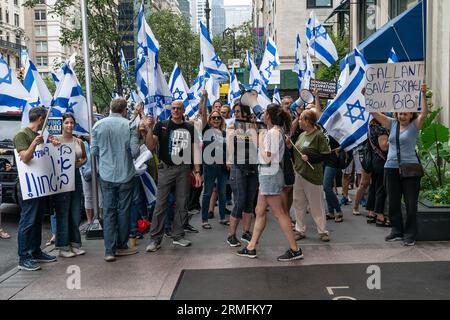 New York, New York, USA. 28. August 2023. Aktivisten versammeln sich vor dem Loews Regency New York Hotel, wo der israelische Verteidigungsminister Yoav Gallant bleibt und Aktivisten fordern, gegen die von der neuen Regierung vorgeschlagene Justizreform zu stimmen. (Bild: © Lev Radin/Pacific Press via ZUMA Press Wire) NUR REDAKTIONELLE VERWENDUNG! Nicht für kommerzielle ZWECKE! Stockfoto