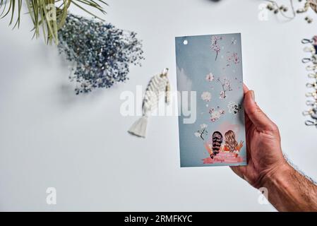 Isolierte gestrickte Schlüsselanhänger. Und Glückwunschkarte. Benutzerdefinierter Name auf Schlüsselbund Stockfoto