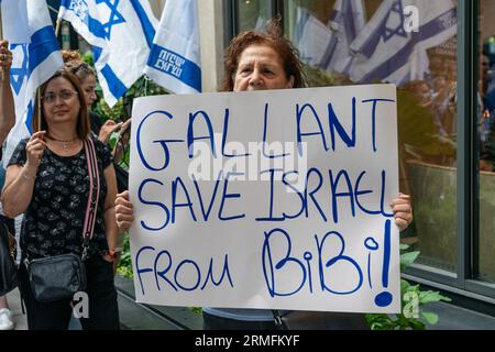 New York, New York, USA. 28. August 2023. Aktivisten versammeln sich vor dem Loews Regency New York Hotel, wo der israelische Verteidigungsminister Yoav Gallant bleibt und Aktivisten fordern, gegen die von der neuen Regierung vorgeschlagene Justizreform zu stimmen. (Bild: © Lev Radin/Pacific Press via ZUMA Press Wire) NUR REDAKTIONELLE VERWENDUNG! Nicht für kommerzielle ZWECKE! Stockfoto