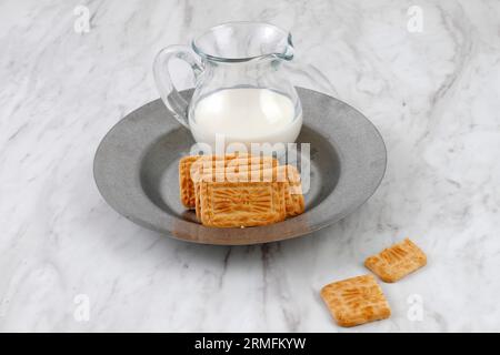 Erdnussbutter-Kekse mit frischer Milch auf weißem Marmortisch Stockfoto