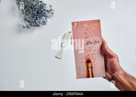 Isolierte gestrickte Schlüsselanhänger. Und Glückwunschkarte. Benutzerdefinierter Name auf Schlüsselbund Stockfoto