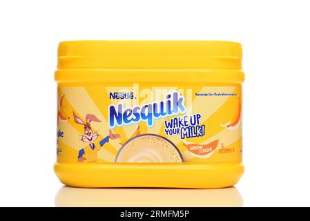 IRIVNE, KALIFORNIEN - 27. AUG 2023: Ein Behälter mit Nesquik-Bananengeschmack aus Nestle. Stockfoto