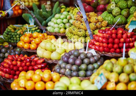 Frische und reife exotische Früchte auf dem traditionellen Bauernmarkt Mercado dos Lavradores, Funchal, Madeira Island, Portugal Stockfoto