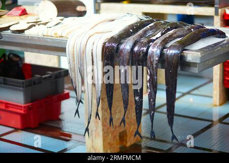 Atlantische Largehead Hairtails (auch espada genannt) auf dem traditionellen Fischmarkt Mercado dos Lavradores in Funchal, Madeira Insel, Portuga Stockfoto