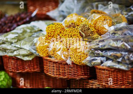 Trockene Kräuter und Blumen auf dem traditionellen Bauernmarkt Mercado dos Lavradores, Funchal, Madeira Insel, Portugal Stockfoto