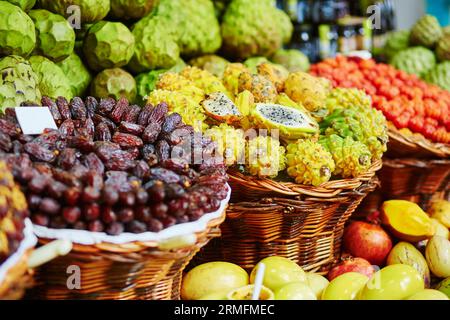 Frische und reife exotische Früchte auf dem traditionellen Bauernmarkt Mercado dos Lavradores, Funchal, Madeira Island, Portugal Stockfoto