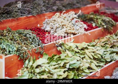 Trockene Kräuter und Blumen auf dem traditionellen Bauernmarkt Mercado dos Lavradores, Funchal, Madeira Insel, Portugal Stockfoto