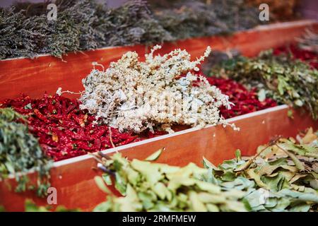 Trockene Kräuter und Blumen auf dem traditionellen Bauernmarkt Mercado dos Lavradores, Funchal, Madeira Insel, Portugal Stockfoto