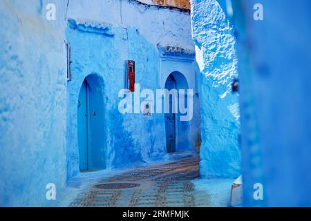 Straße in Chefchaouen, Marokko, kleine Stadt im Nordwesten Marokkos, bekannt für seine blauen Gebäude Stockfoto