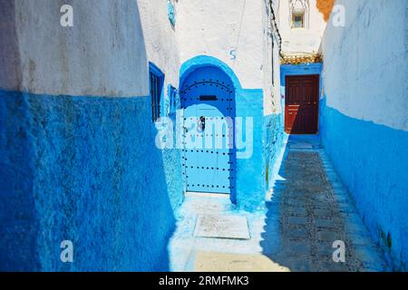 Straße in Chefchaouen, Marokko, kleine Stadt im Nordwesten Marokkos, bekannt für seine blauen Gebäude Stockfoto