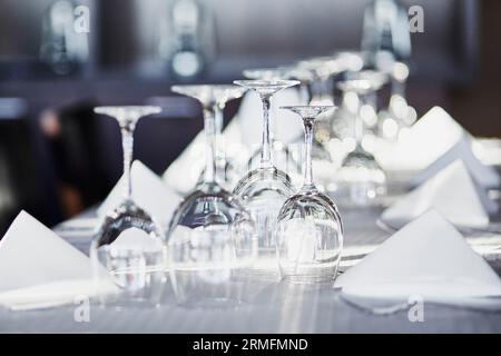 Viele leere Weingläser in einem Restaurant Stockfoto