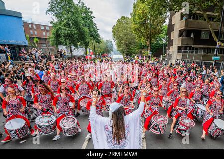 London, Großbritannien. 28. August 2023. Die Batala Brazil Drum Band feiert ihr 25. Jahr – den Montag des Notting Hill Carnival, der traditionell der wichtigste Paradetag ist. Die jährliche Veranstaltung auf den Straßen des Royal Borough of Kensington und Chelsea, während des August Bankfeiertags Wochenende. Es wird von Mitgliedern der britischen westindischen Gemeinde geführt und zieht jährlich etwa eine Million Menschen an, was es zu einem der größten Straßenfeste der Welt macht. Guy Bell/Alamy Live News Stockfoto