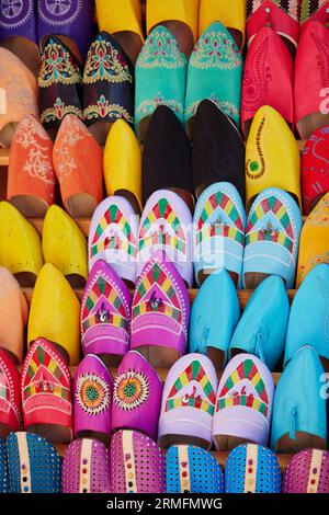 Bunte handgefertigte Lederpantoffeln (Babouches) auf einem Markt in Marrakesch, Marokko Stockfoto