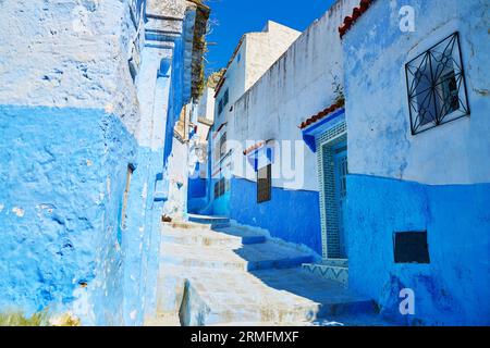 Straße in Chefchaouen, Marokko, kleine Stadt im Nordwesten Marokkos, bekannt für seine blauen Gebäude Stockfoto