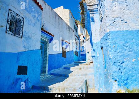 Straße in Chefchaouen, Marokko, kleine Stadt im Nordwesten Marokkos, bekannt für seine blauen Gebäude Stockfoto