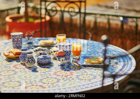 Köstliches Frühstück im marokkanischen Stil serviert in Riad (traditionelle marokkanische Hotel) Stockfoto