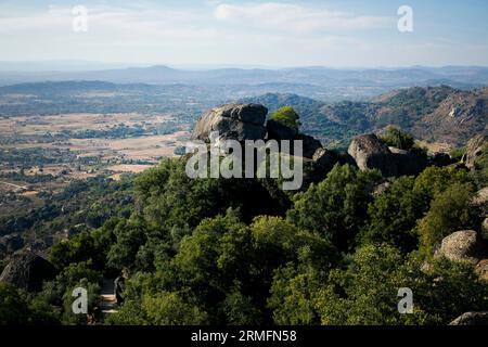 Riesige Granitfelsen liegen im Hintergrund eines Tals in der Nähe von Monsanto, Portugal. Stockfoto