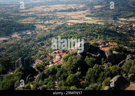 Blick auf mittelalterliche Häuser im Dorf Monsanto in Portugal. Stockfoto