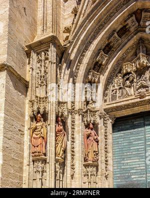 Skulpturen der Bischöfe von Sevilla auf einer Seite des Portals Portada del Bautismo. Kathedrale Von Sevilla. Sevilla, Andalusien, Spanien. Stockfoto