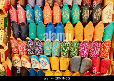 Bunte handgefertigte Lederpantoffeln (Babouches) auf einem Markt in Marrakesch, Marokko Stockfoto