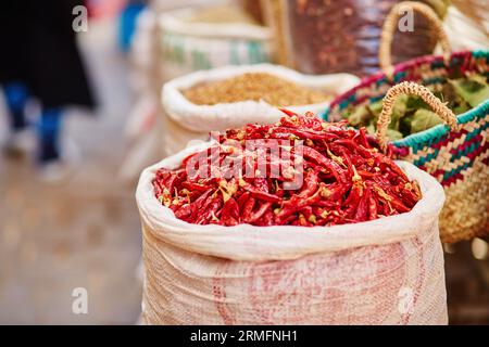 Auswahl an Chilischoten auf einem traditionellen marokkanischen Markt (Souk) in Fes, Marokko Stockfoto