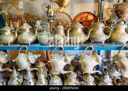 Auswahl an traditionellen Teekannen auf dem marokkanischen Markt (Souk) in Fes, Marokko Stockfoto