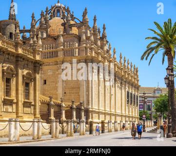 Südfassade der Kathedrale von Sevilla; Blick von der nordwestlichen Ecke des Archivo General de Indias-Gebäudes. Sevilla, Andalusien, Spanien. Stockfoto