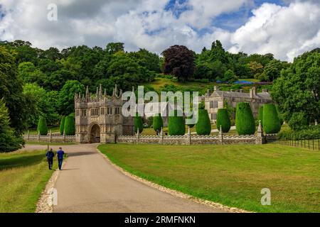 Das historische Gatehouse und Topiary aus dem 17. Jahrhundert in Lanhydrock House and Gardens, Nr Bodmin, Cornwall, England, Großbritannien Stockfoto