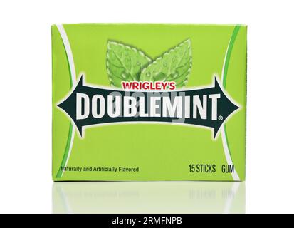 IRIVNE, CALIFORNIA - 27 AUG 2023: Ein Paket Wrigleys Doublemint Gum. Stockfoto