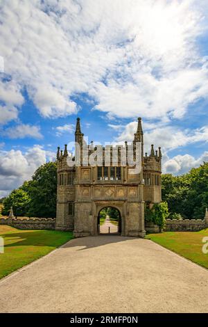 Das historische Gatehouse aus dem 17. Jahrhundert in Lanhydrock House and Gardens, Nr Bodmin, Cornwall, England, Großbritannien Stockfoto