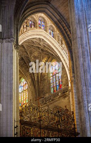 Querschiff über dem Chor des Mittelschiffs der Kathedrale von Sevilla. Blick vom Nordgang. Sevilla, Andalusien, Spanien Stockfoto