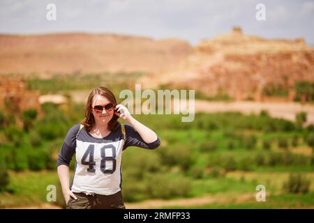 Europäischer Tourist in malerischem Bergdorf (Kasbah) Ait Ben Haddou nicht weit von Ouarzazate in Marokko, Afrika Stockfoto