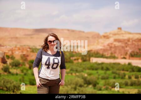 Europäischer Tourist in malerischem Bergdorf (Kasbah) Ait Ben Haddou nicht weit von Ouarzazate in Marokko, Afrika Stockfoto