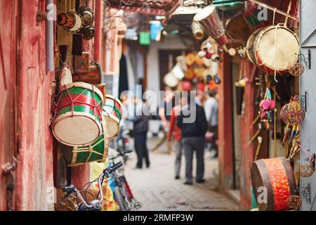 Auswahl an Trommeln auf dem marokkanischen Markt (Souk) in Marrakesch, Marokko Stockfoto