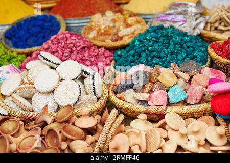 Auswahl der Gewürze auf einem traditionellen marokkanischen Markt (Souk) in Marrakesch, Marokko Stockfoto