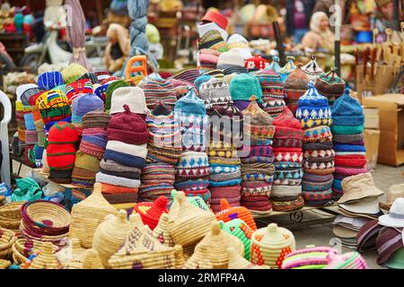 Auswahl an Wollhüten auf einem traditionellen marokkanischen Markt (Souk) in Marrakesch, Marokko Stockfoto