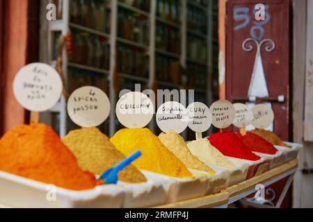 Auswahl der Gewürze auf einem traditionellen marokkanischen Markt (Souk) in Marrakesch, Marokko Stockfoto