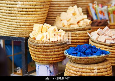 Auswahl der Gewürze auf einem traditionellen marokkanischen Markt (Souk) in Marrakesch, Marokko Stockfoto