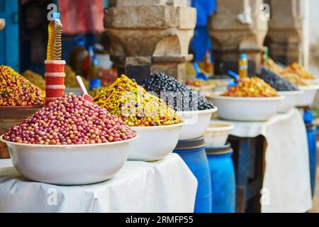 Auswahl an eingelegten Oliven auf einem traditionellen marokkanischen Markt (Souk) in Essaouira, Marokko Stockfoto